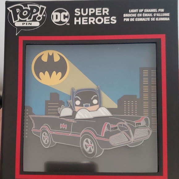 Batman in Batmobile Pin LE 500 - Picture 1 of 4